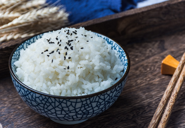 买大米时，先不管贵贱啥牌子，认准米袋“4行字”，就是好大米